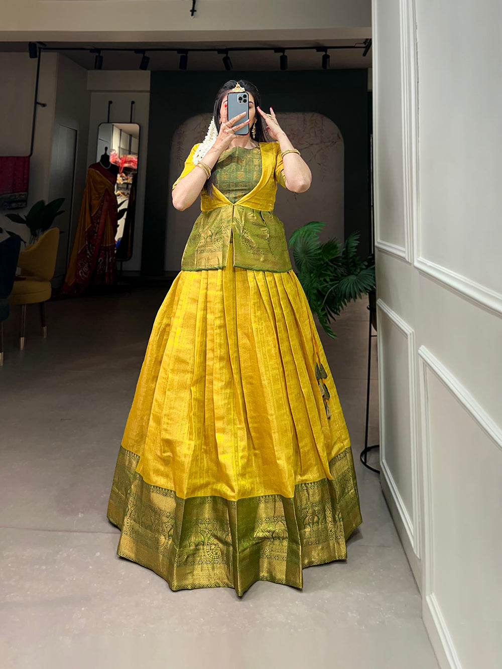 South Indian Actress Meenakshi Govindharajan Half Saree fashion